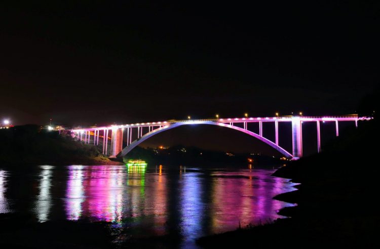 Ponte da Amizade ganha iluminação cênica e vira nova atração do Natal Águas e Luzes