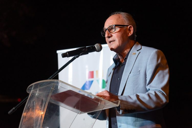 Ponte da Amizade ganha iluminação cênica e vira nova atração do Natal Águas e Luzes