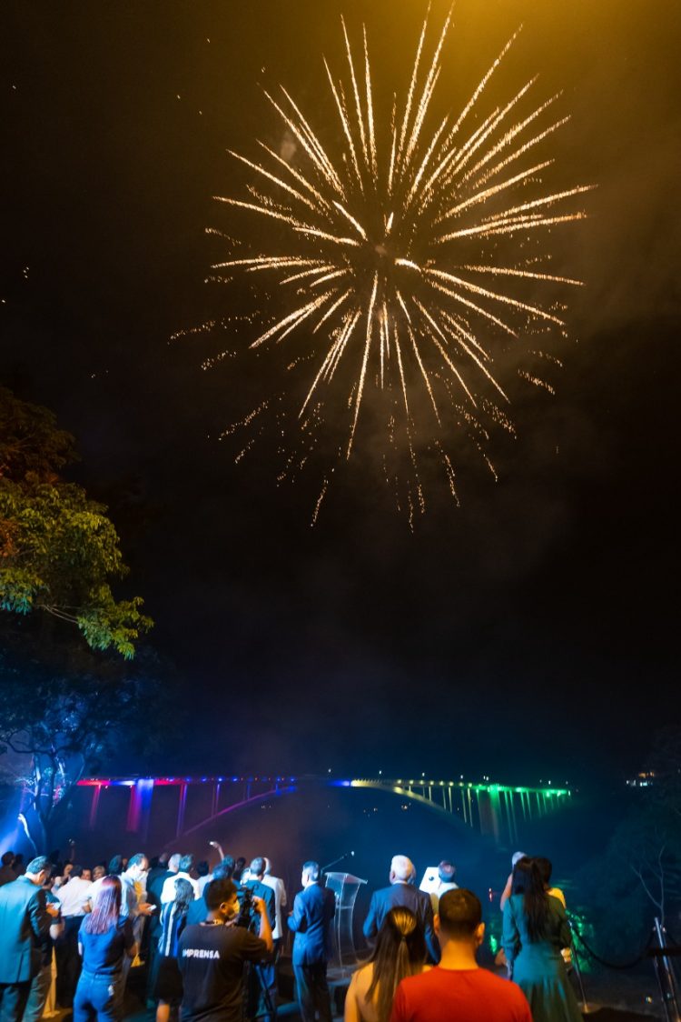 Ponte da Amizade ganha iluminação cênica e vira nova atração do Natal Águas e Luzes