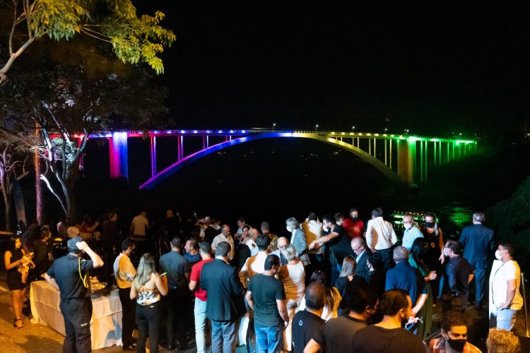Ponte da Amizade ganha iluminação cênica e vira nova atração do Natal Águas e Luzes