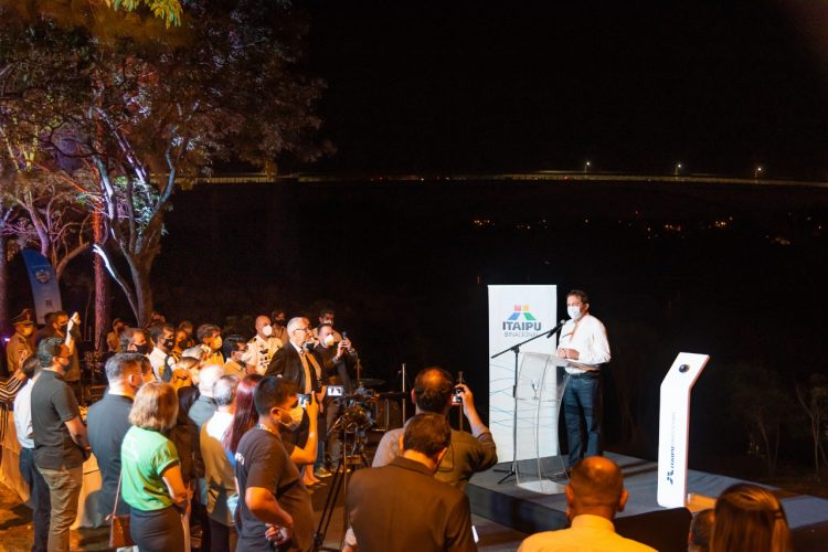 Ponte da Amizade ganha iluminação cênica e vira nova atração do Natal Águas e Luzes