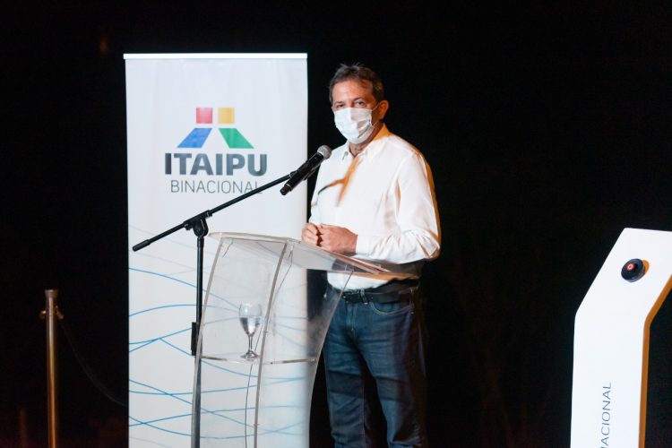 Ponte da Amizade ganha iluminação cênica e vira nova atração do Natal Águas e Luzes