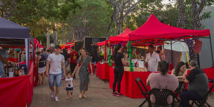 Feirantes de Foz do Iguaçu celebram boas vendas no Natal de Águas e Luzes