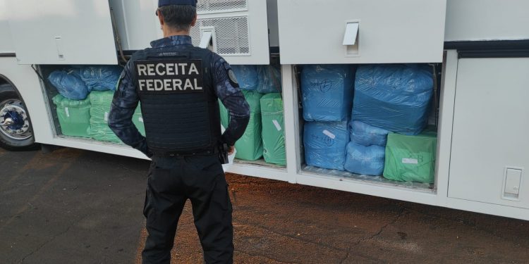 Receita Federal retém três ônibus com mercadorias irregulares em Santa Terezinha de Itaipu