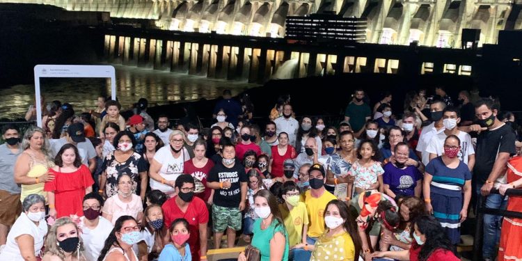 Alunos da APAE participam de edição especial da Itaipu Iluminada