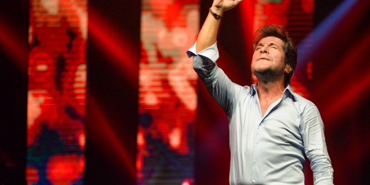 Cantor Daniel se apresenta hoje, 19, no Natal de Águas e Luzes de Foz do Iguaçu