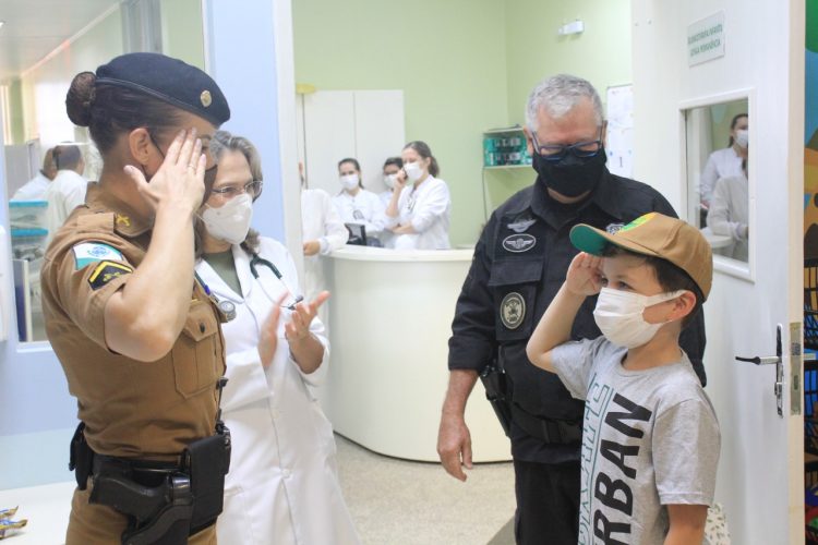 Soldadinho da paz: Gabriel sonha em ser policial e recebe visita especial no HMCC