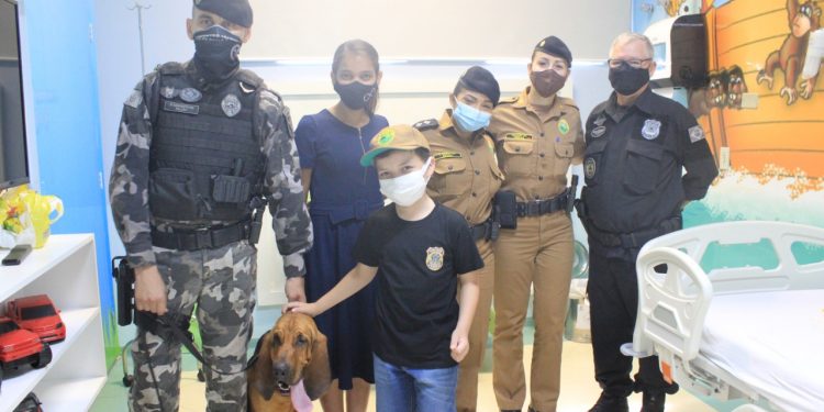 Soldadinho da paz: Gabriel sonha em ser policial e recebe visita especial no HMCC