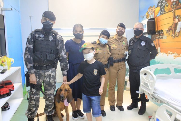 Soldadinho da paz: Gabriel sonha em ser policial e recebe visita especial no HMCC