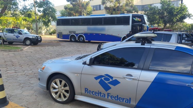 Receita Federal retém cinco ônibus e uma van que transportavam cerca de R$1,5 milhões em mercadorias irregulares