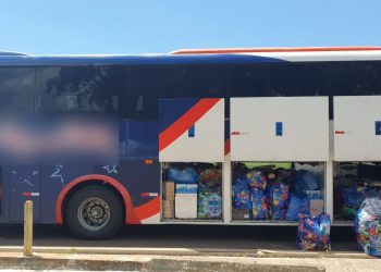 Receita Federal retém cinco ônibus e uma van que transportavam cerca de R$1,5 milhões em mercadorias irregulares