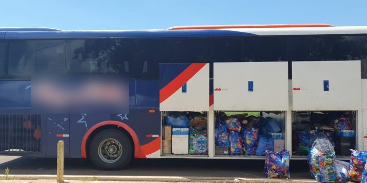 Receita Federal retém cinco ônibus e uma van que transportavam cerca de R$1,5 milhões em mercadorias irregulares