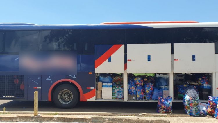 Receita Federal retém cinco ônibus e uma van que transportavam cerca de R$1,5 milhões em mercadorias irregulares
