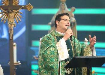 Confira as dicas para acompanhar a missa seguida de show do padre Reginaldo Manzotti, nesta quarta-feira (22)