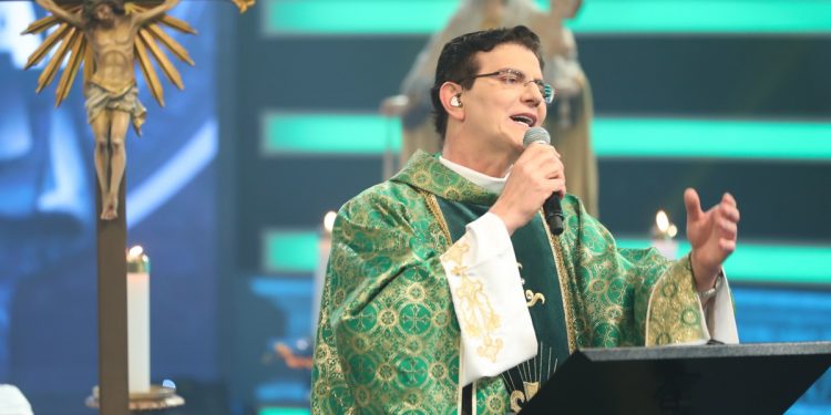 Confira as dicas para acompanhar a missa seguida de show do padre Reginaldo Manzotti, nesta quarta-feira (22)