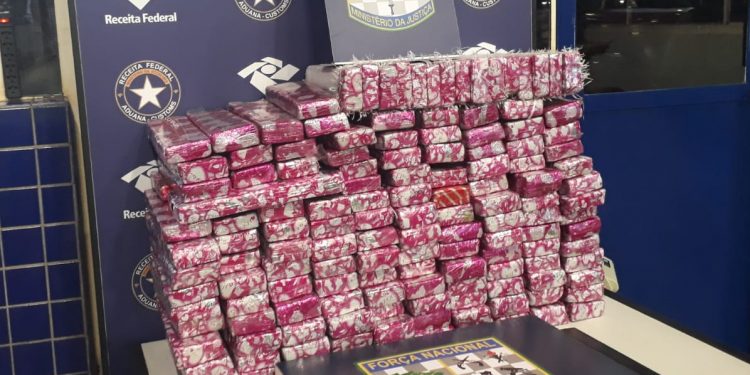 Receita Federal e Força Nacional apreendem carro que transportava 145,4 kg de maconha em Foz do Iguaçu