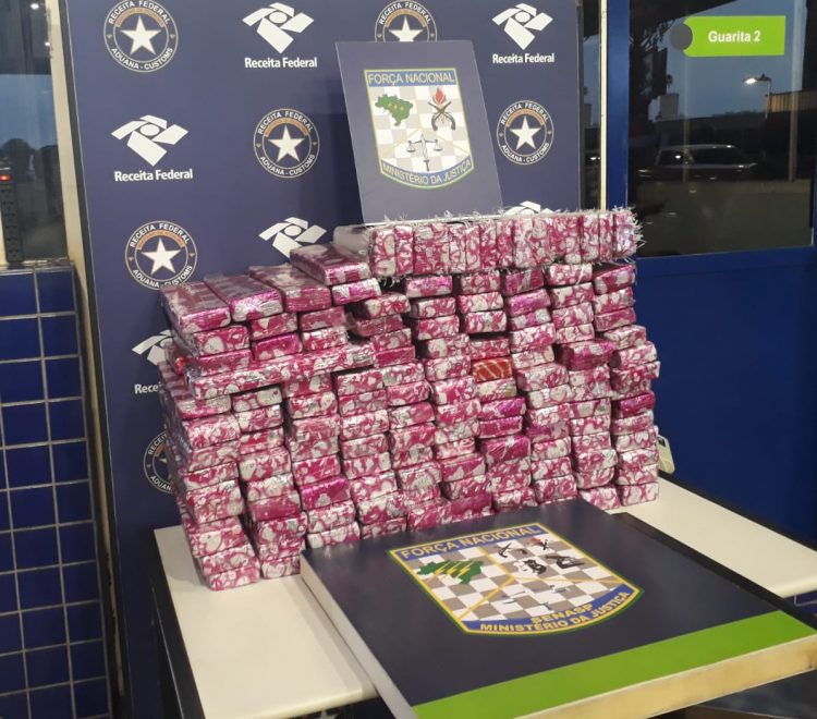 Receita Federal e Força Nacional apreendem carro que transportava 145,4 kg de maconha em Foz do Iguaçu