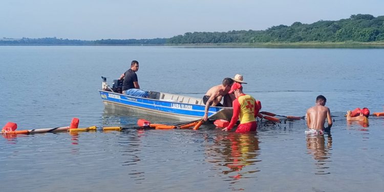 Tela e proteção contra ataques de piranhas é ajustada na Praia de Itaipulândia