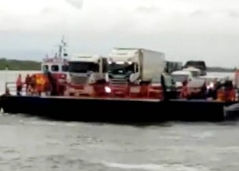 Ferryboat de Guaratuba fica à deriva por cerca de uma hora