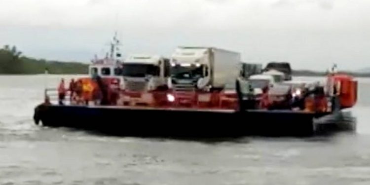 Ferryboat de Guaratuba fica à deriva por cerca de uma hora