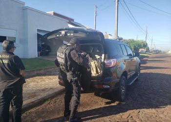 Polícia Federal cumpre mandados em Foz do Iguaçu e Missal contra o tráfico de drogas e armas