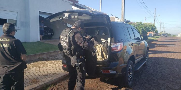 Polícia Federal cumpre mandados em Foz do Iguaçu e Missal contra o tráfico de drogas e armas