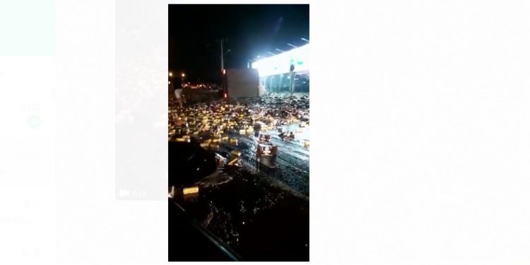 Carreta carregada de cerveja tomba na Rotatória do Charrua