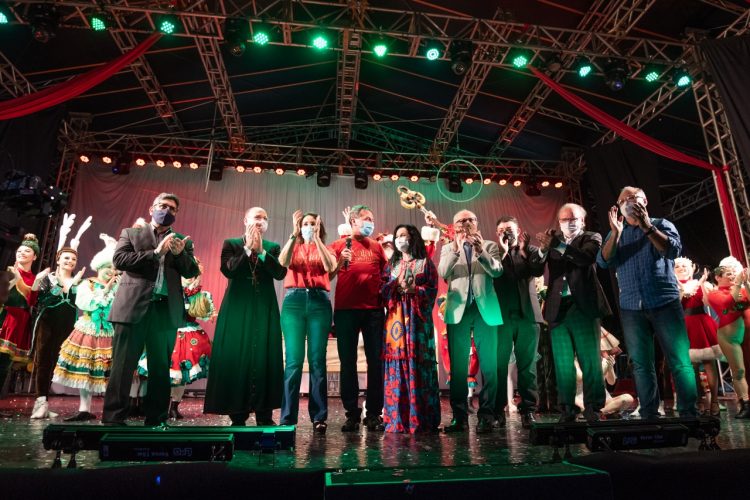 Abertura do Natal de Águas e Luzes lota a Praça da Paz e encanta o público