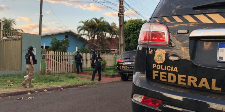 Polícia Federal cumpre 4 mandados de prisão em operação contra o tráfico em Foz do Iguaçu