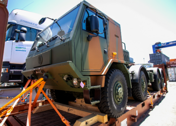 Novos veículos especiais destinados ao Exército chegam ao Porto de Paranaguá