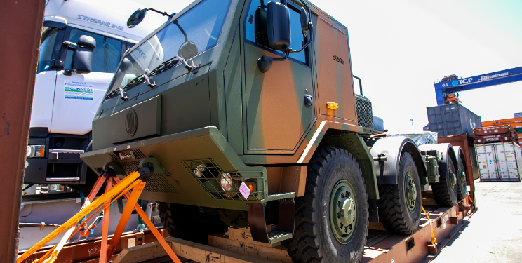Novos veículos especiais destinados ao Exército chegam ao Porto de Paranaguá