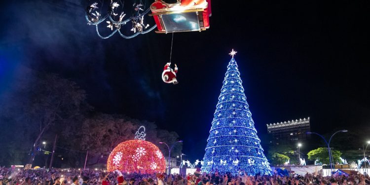 Abertura do Natal de Águas e Luzes lota a Praça da Paz e encanta o público
