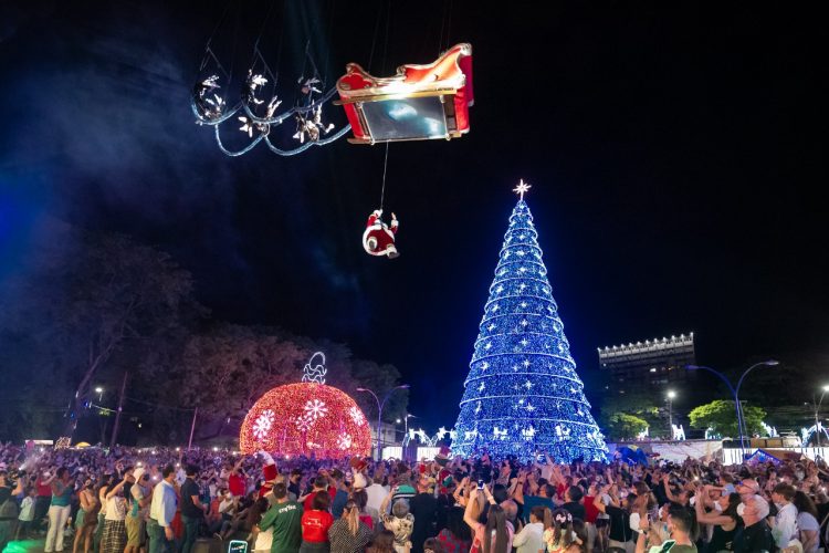 Abertura do Natal de Águas e Luzes lota a Praça da Paz e encanta o público