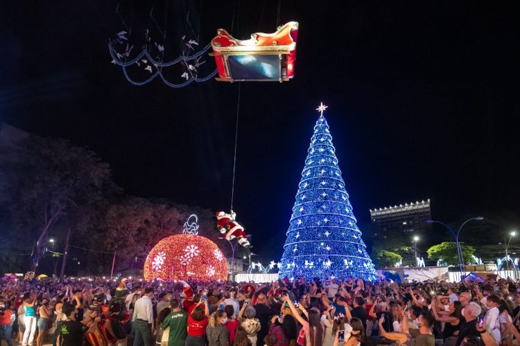 Abertura do Natal de Águas e Luzes lota a Praça da Paz e encanta o público