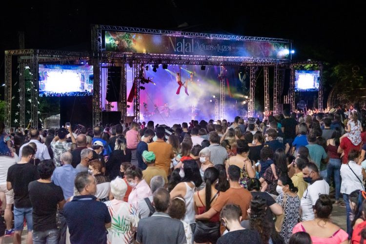 Abertura do Natal de Águas e Luzes lota a Praça da Paz e encanta o público