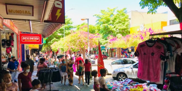 Véspera de Natal, comércio funciona até ás 17h e shoppings até às 23h