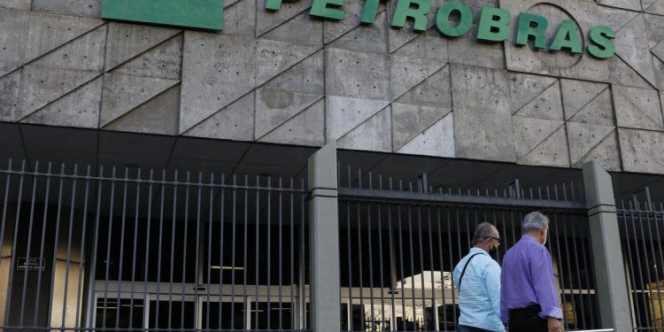 Petrobras reduz preço da gasolina A para distribuidoras