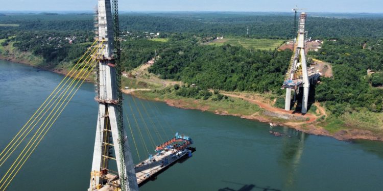 Obras da Ponte da Integração Brasil-Paraguai atingem 74,5% de execução