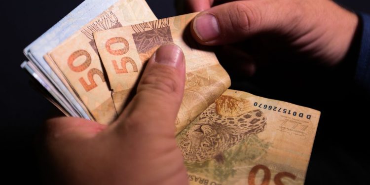 Salário mínimo passa a ser de R$ 1.212 a partir de amanhã, sabado, 1º