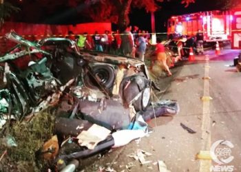 Veículo parte ao meio em acidente com cinco vítimas em Foz