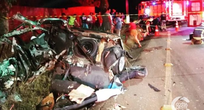 Veículo parte ao meio em acidente com cinco vítimas em Foz