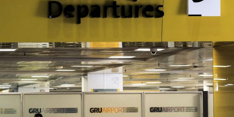 Centenas de voos são cancelados em meio a avanço de covid-19 e gripe