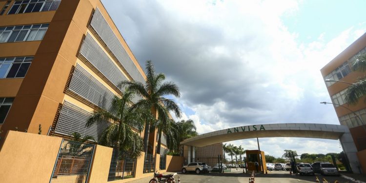 Explosão de casos de covid-19 em cruzeiros motivou suspensão