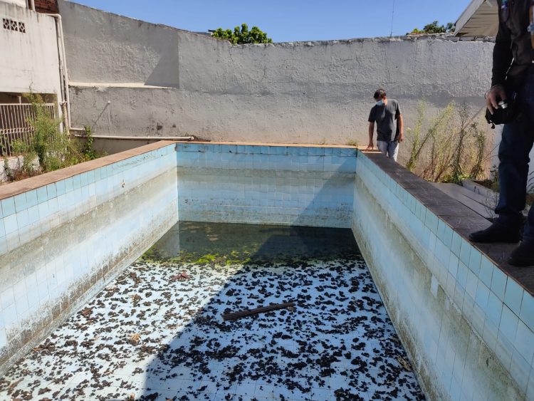 Piscinas abandonadas viram criadouras de mosquitos em Foz do Iguaçu