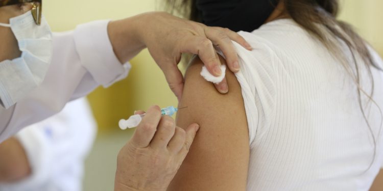 Mais de 17 mil paranaenses buscaram a primeira dose da vacina contra Covid em janeiro