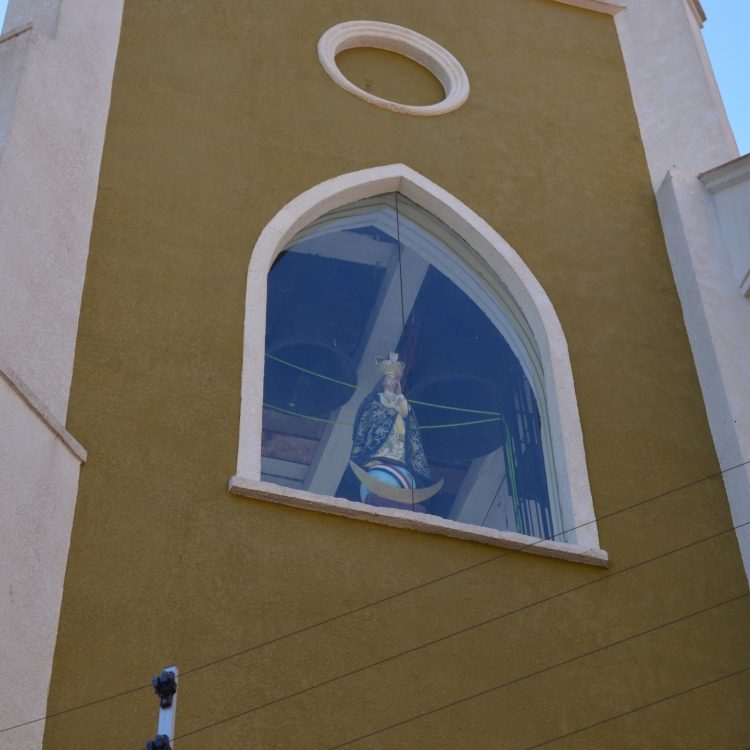 Imagens de santos são colocadas na torre da Igreja Matriz por soldados das Forças Armadas