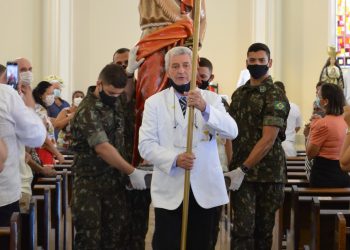 Imagens de santos são colocadas na torre da Igreja Matriz por soldados das Forças Armadas