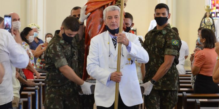 Imagens de santos são colocadas na torre da Igreja Matriz por soldados das Forças Armadas