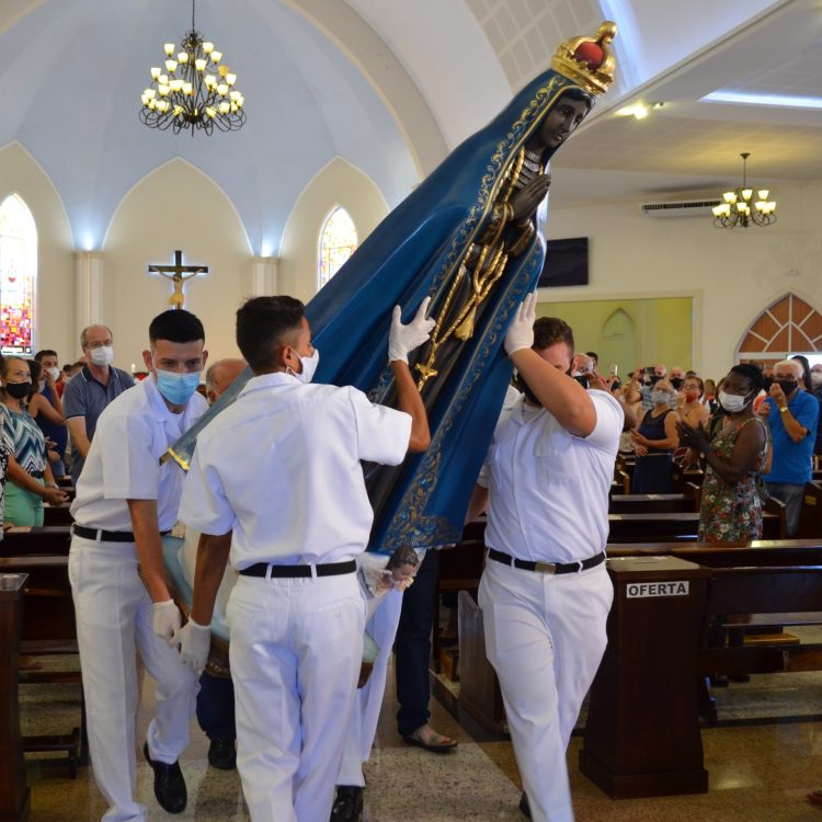 Imagens de santos são colocadas na torre da Igreja Matriz por soldados das Forças Armadas