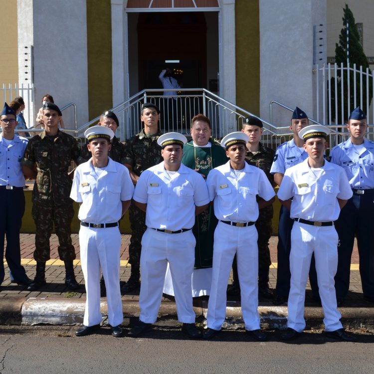 Imagens de santos são colocadas na torre da Igreja Matriz por soldados das Forças Armadas